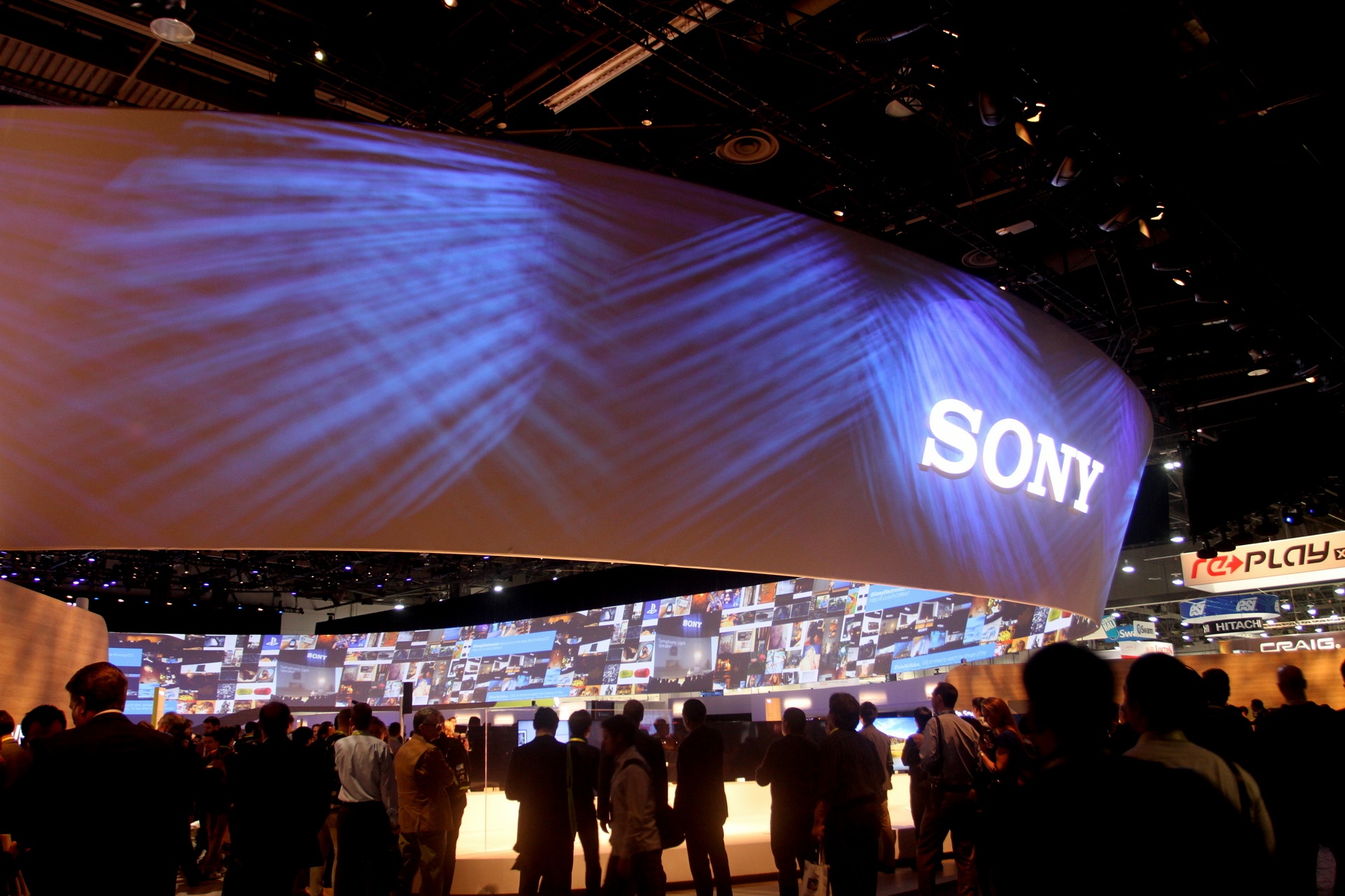 Cùng với Samsung, LG, Sony là tên tuổi có gian hàng nghe nhìn hoành tráng tại CES 2015. Loạt TV 4K mới của hãng được trưng bày hàng ngang trước gian hàng, trong đó, Sony nhấn mạnh vào độ mỏng của thiết bị.