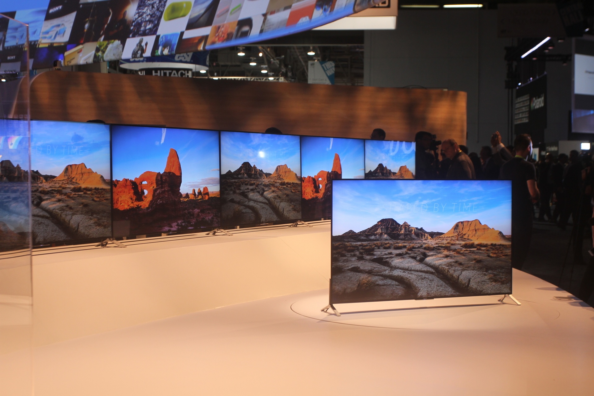 Nếu như Samsung chọn Tizen, Panasonic với Firefox, LG có WebOS, thì Sony sử dụng nền tảng Android cho TV thông minh của mình. Đây là năm các nhà sản xuất cố gắng đưa TV về đúng khái niệm thông minh hơn.