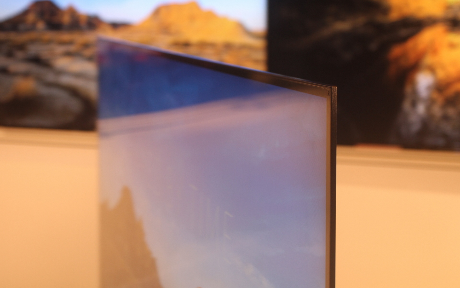 Nhìn từ phần trên, độ mỏng của X900C khá ấn tượng. Sony bố trí một trục xoay trong gian hàng, cho phép khách liên tục chiêm ngưỡng được các góc cạnh máy.