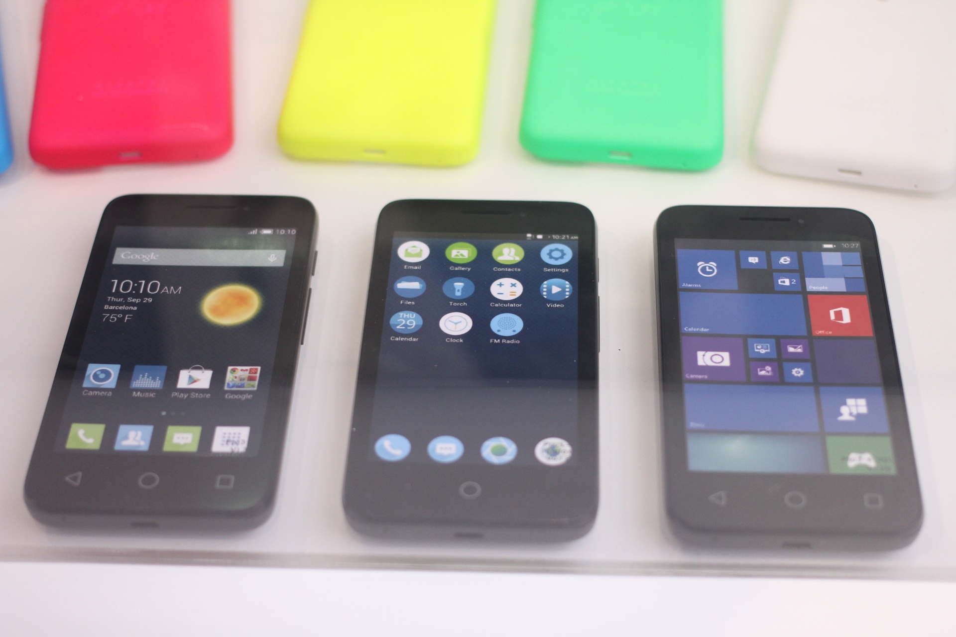 Thuc te smartphone chay 3 he dieu hanh tai CES 2015 hinh anh