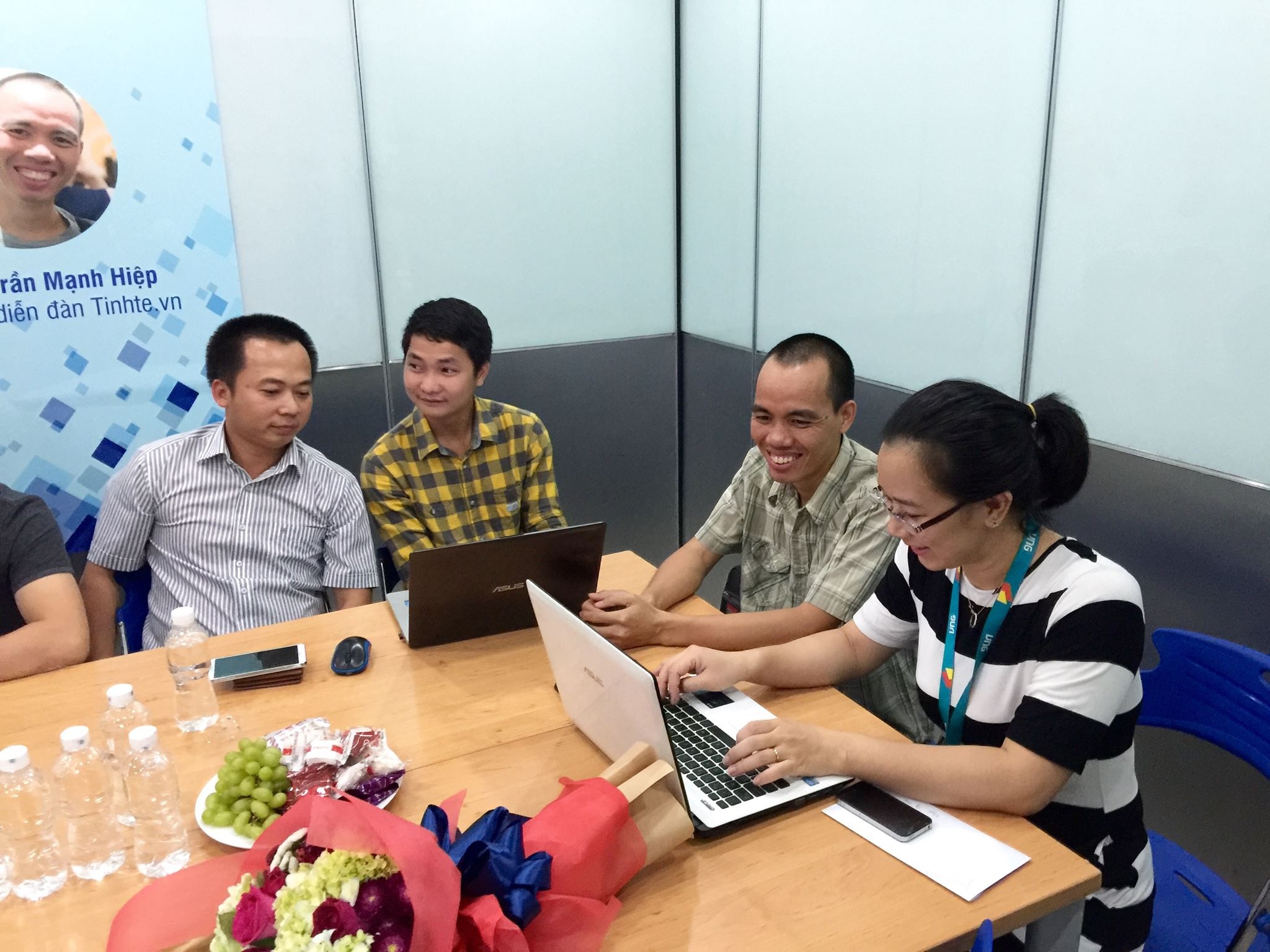 Gap go cac chuyen gia ve smartphone hinh anh