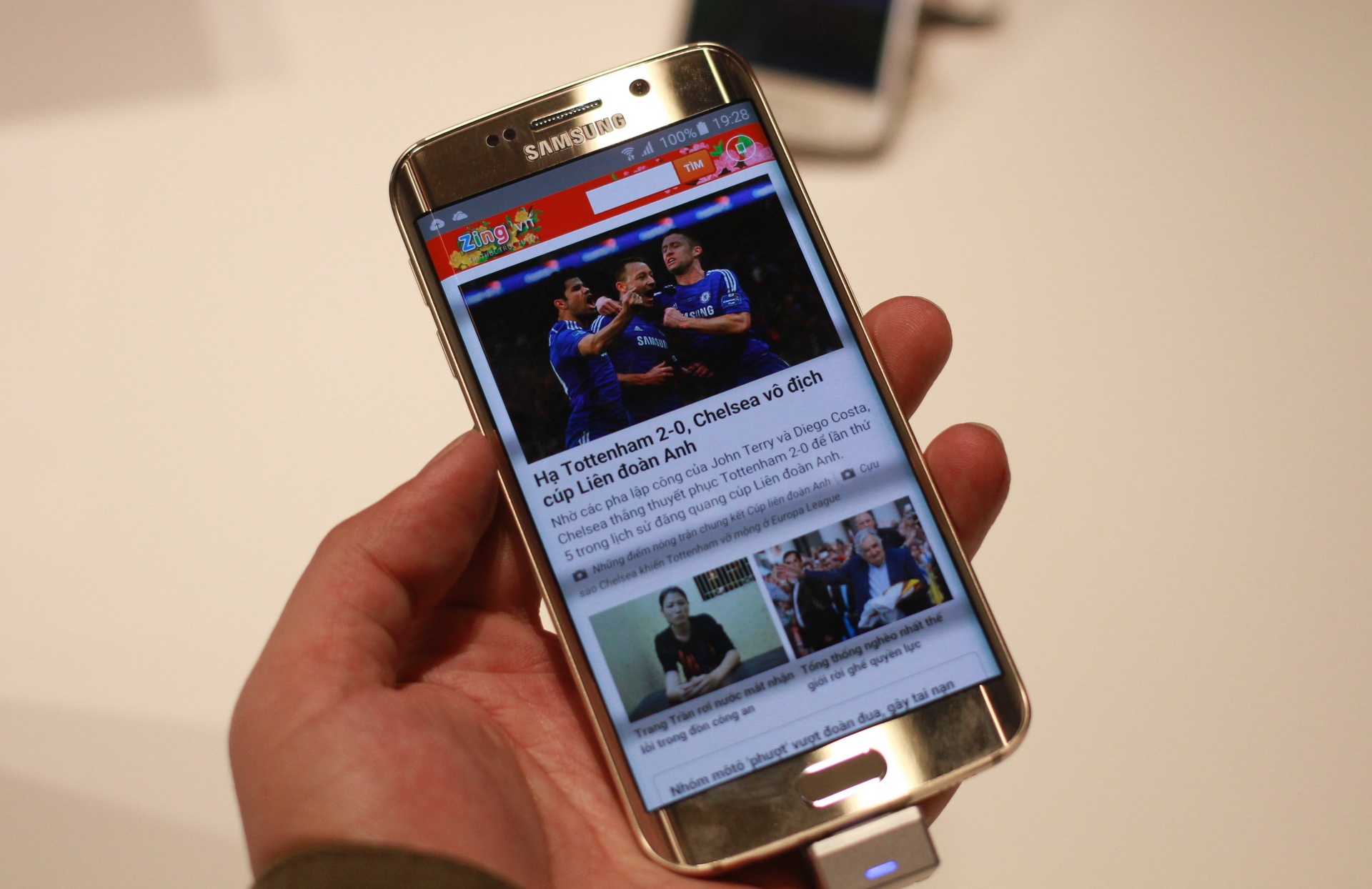 Galaxy S6 Edge - cong 2 mat, thiet ke tinh xao hinh anh