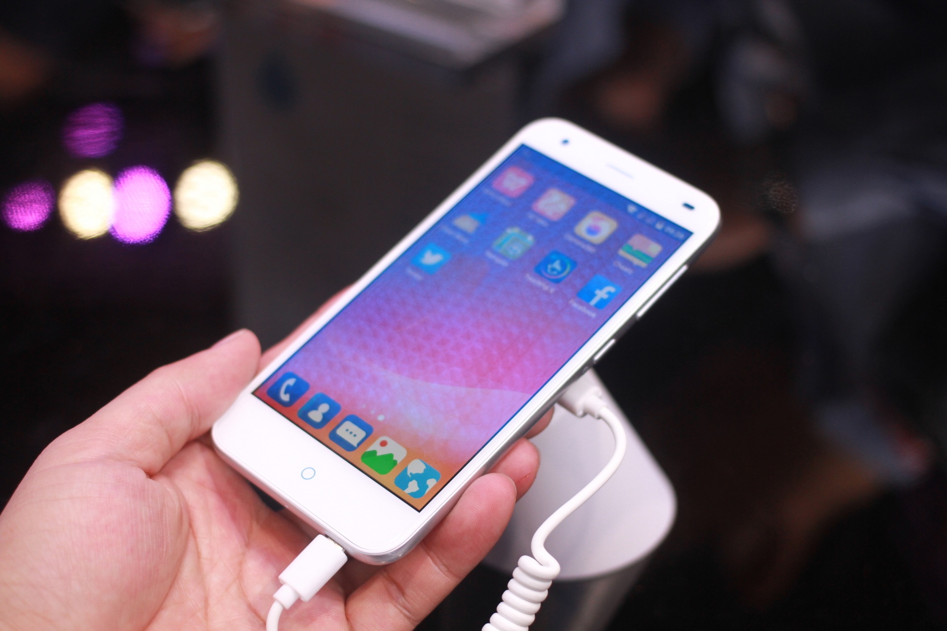 Smartphone Trung Quoc nhai iPhone 6 Plus tai MWC 2015 hinh anh