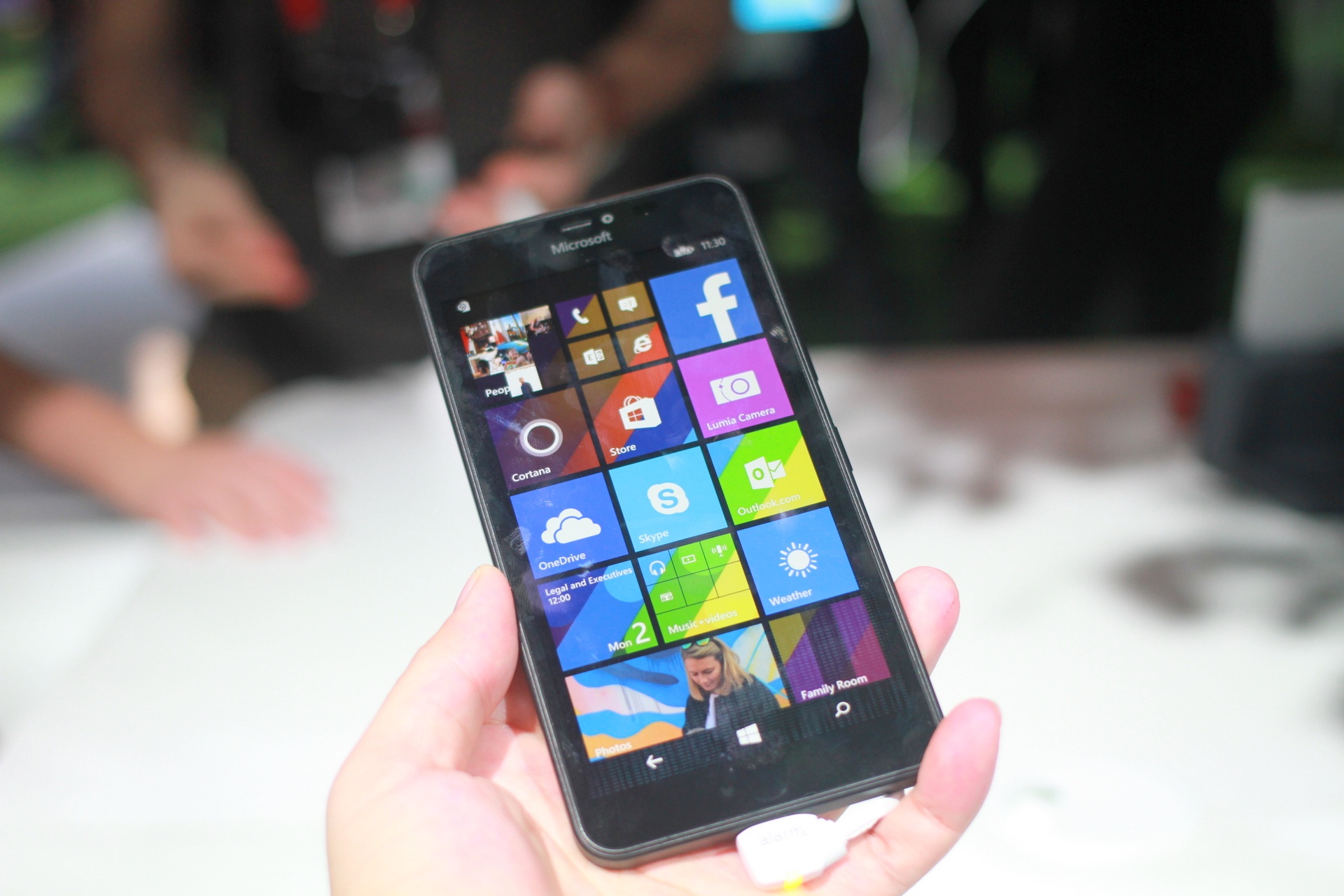 Trai nghiem nhanh Lumia 640XL: man hinh 5,7 inch, camera tot hinh anh