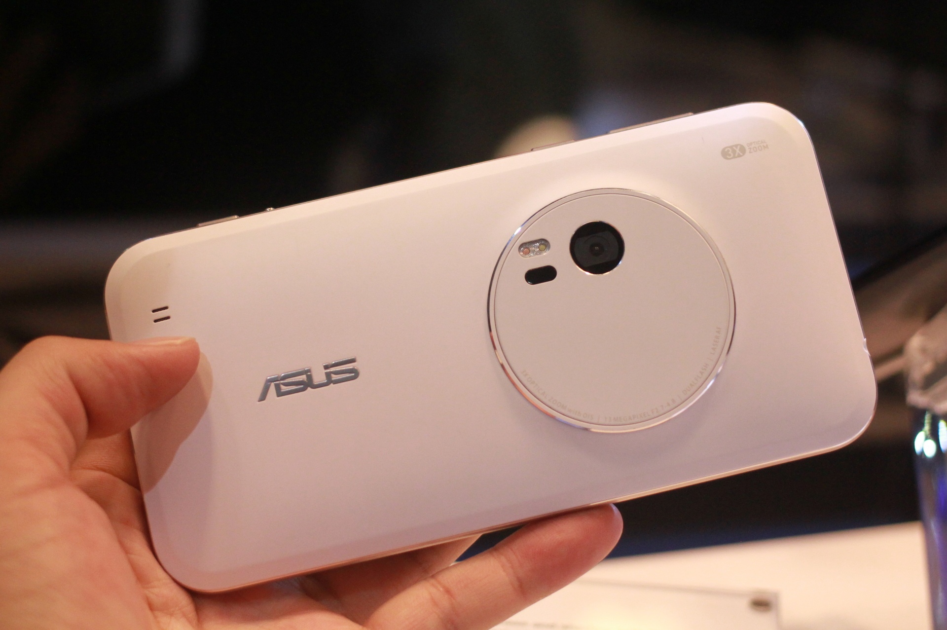Mo hinh Asus Zenfone Zoom trung bay o MWC 2015 hinh anh