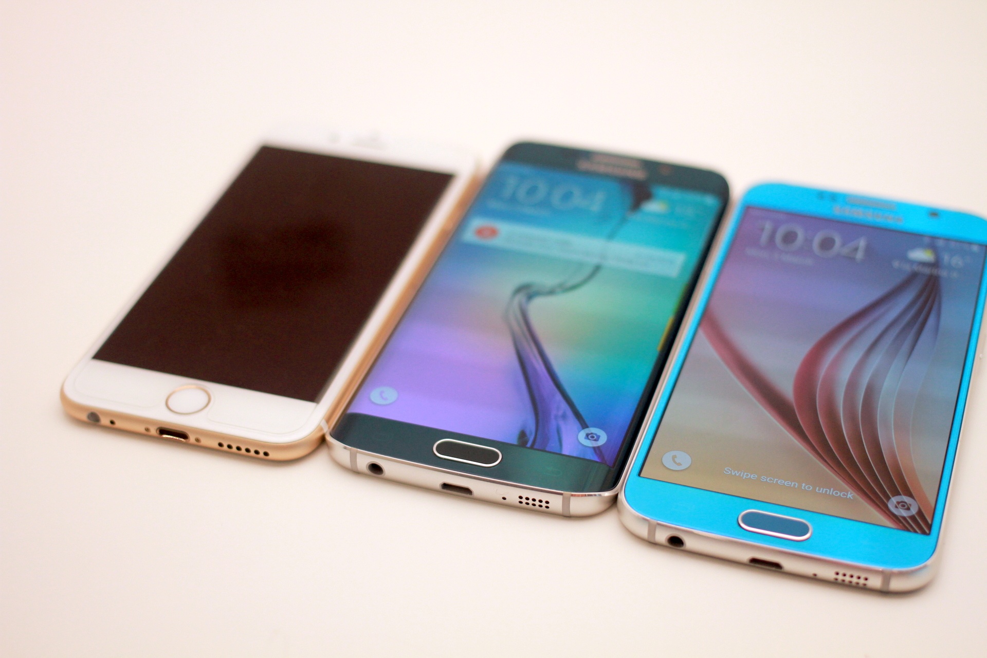 iPhone 6 so dang voi 2 chiec Galaxy S6 hinh anh