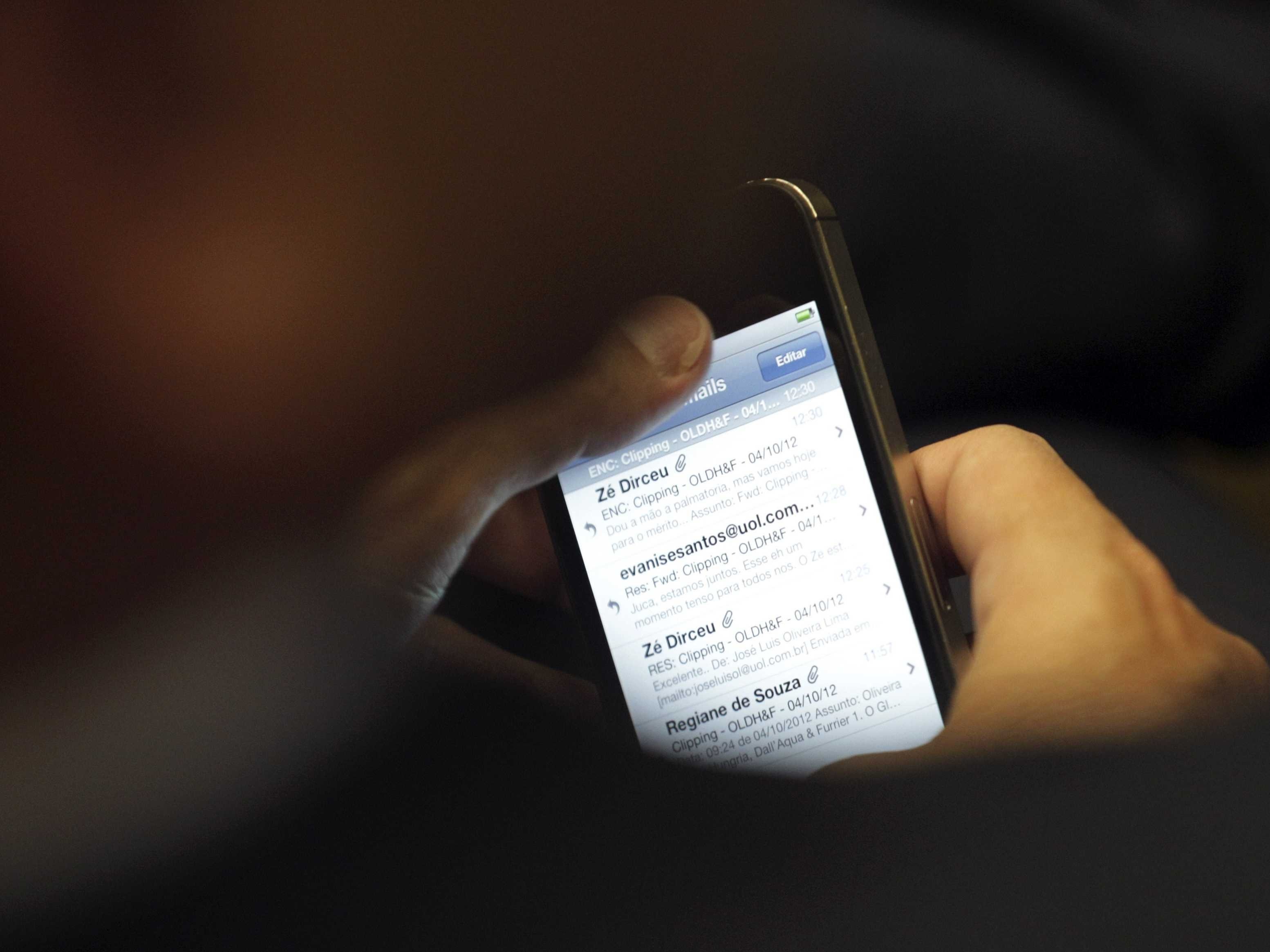 Lam the nao de iPhone bot bao email rac? hinh anh