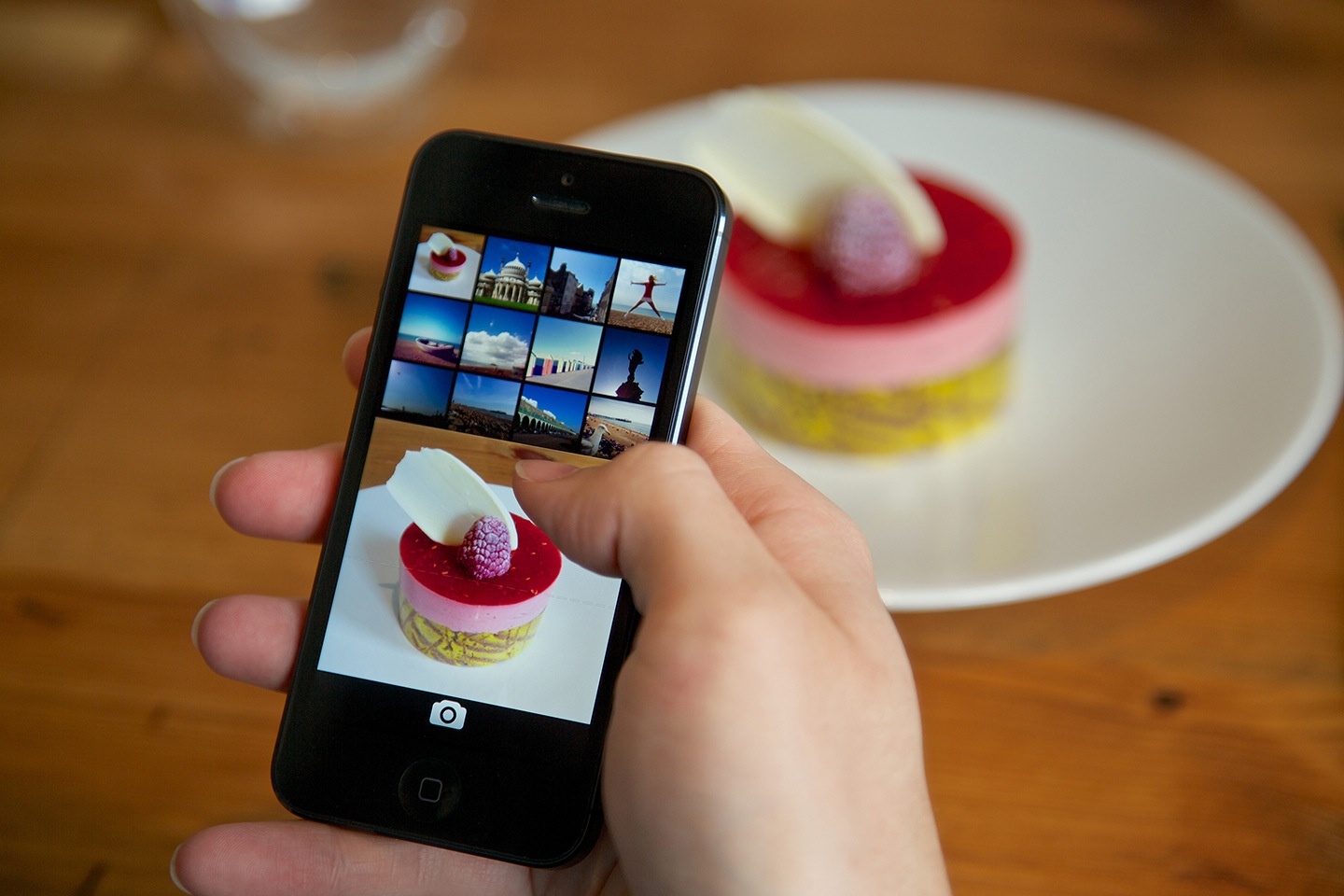 Dat mat khau cho anh va video tren iPhone hinh anh