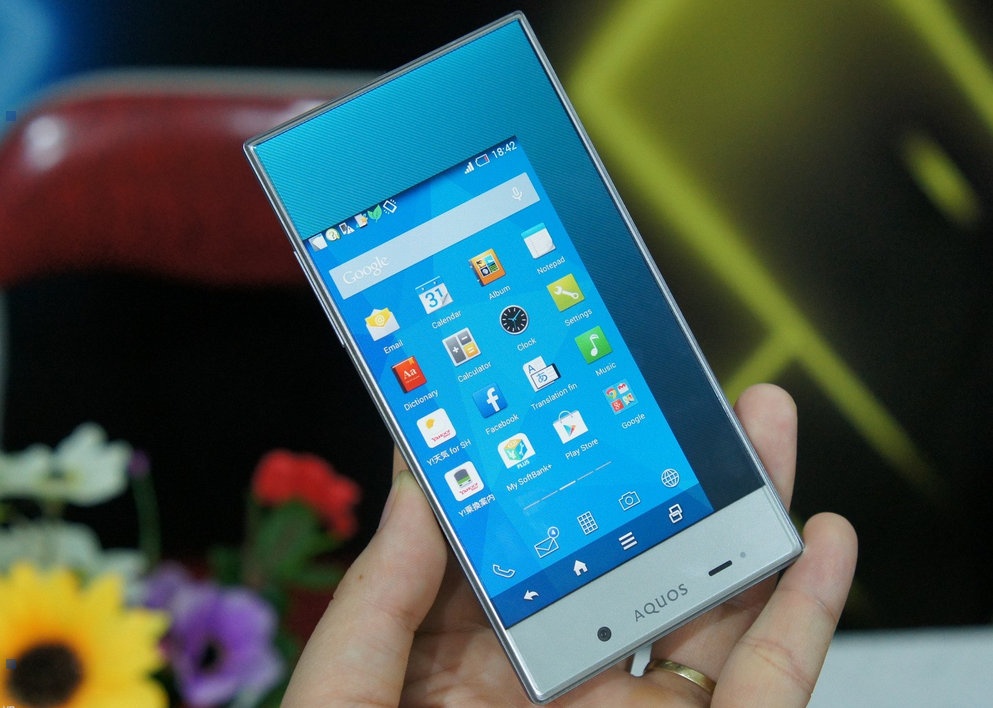 Dung thu Sharp Aquos Crystal - smartphone khong vien hinh anh