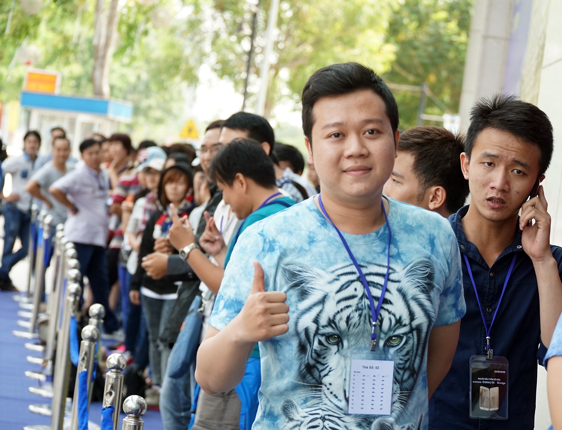Nhung nguoi dau tien xep hang di mua Galaxy S6 hinh anh