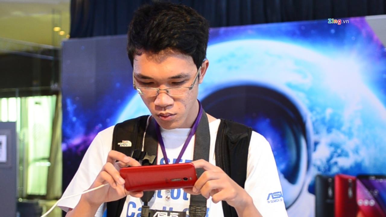 Vlogger Vat Vo danh gia Asus Zenfone 2 hinh anh