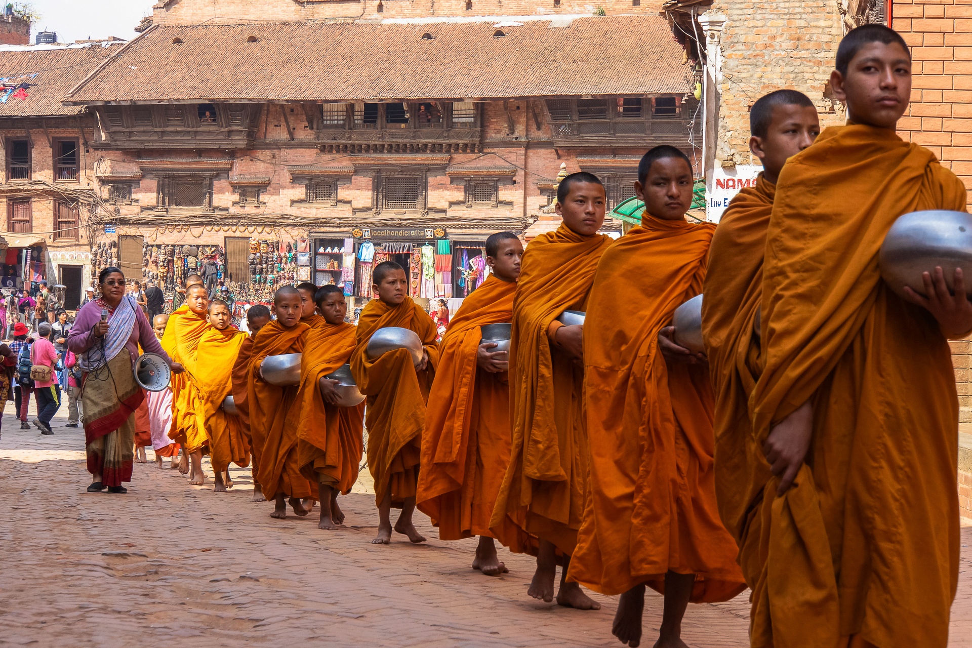 Các nhà sư đi qua sân quảng trưởng Durbar. Ảnh: Phạm An Dương.