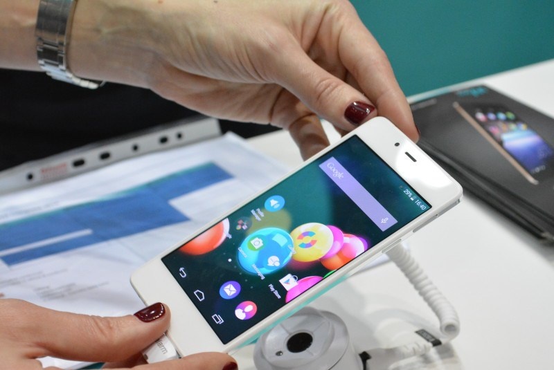 Nhung smartphone hap dan trong tam gia 6 trieu dong hinh anh