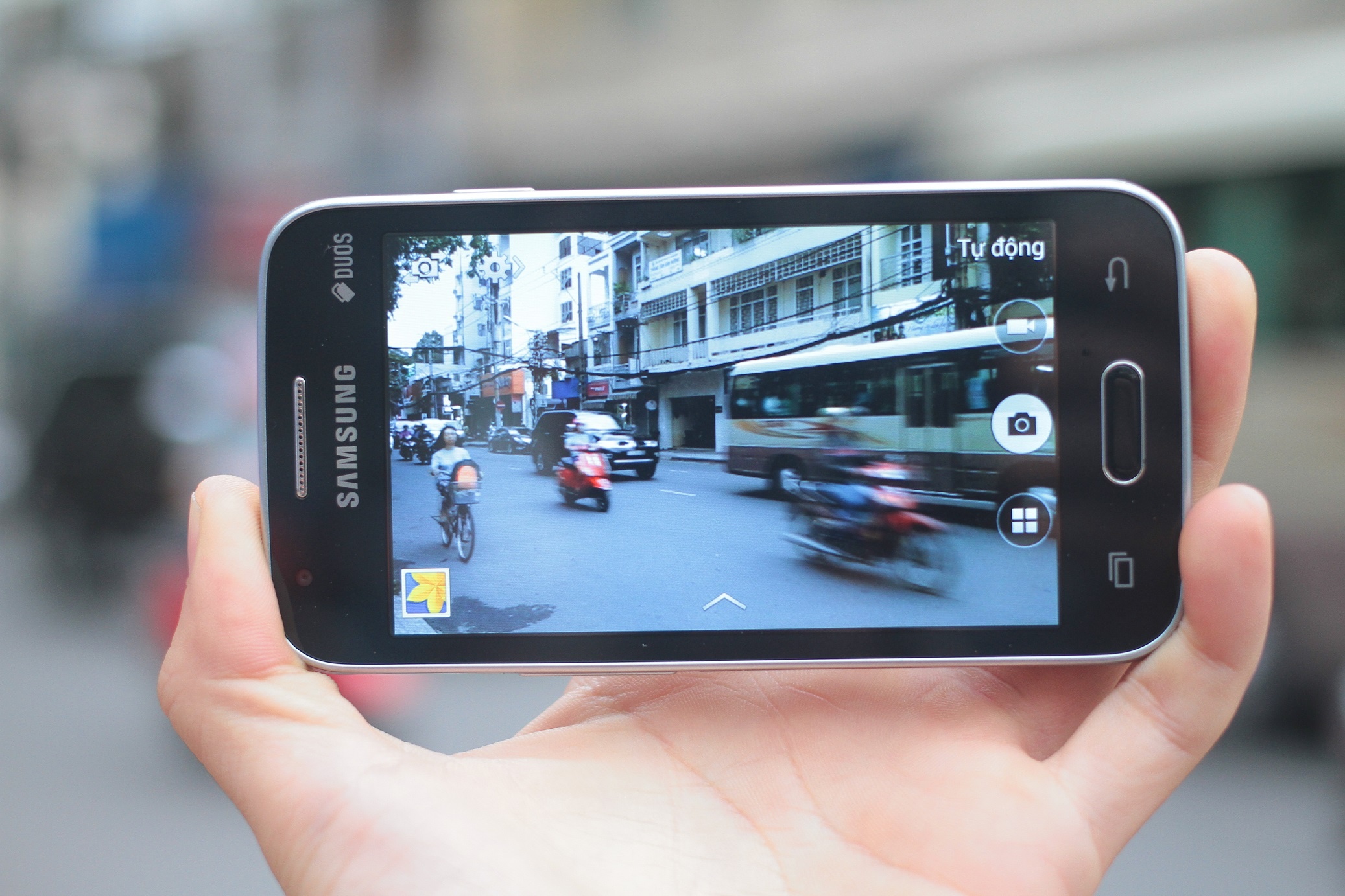 Trai nghiem nhanh Galaxy V Plus vua ban o Viet Nam hinh anh