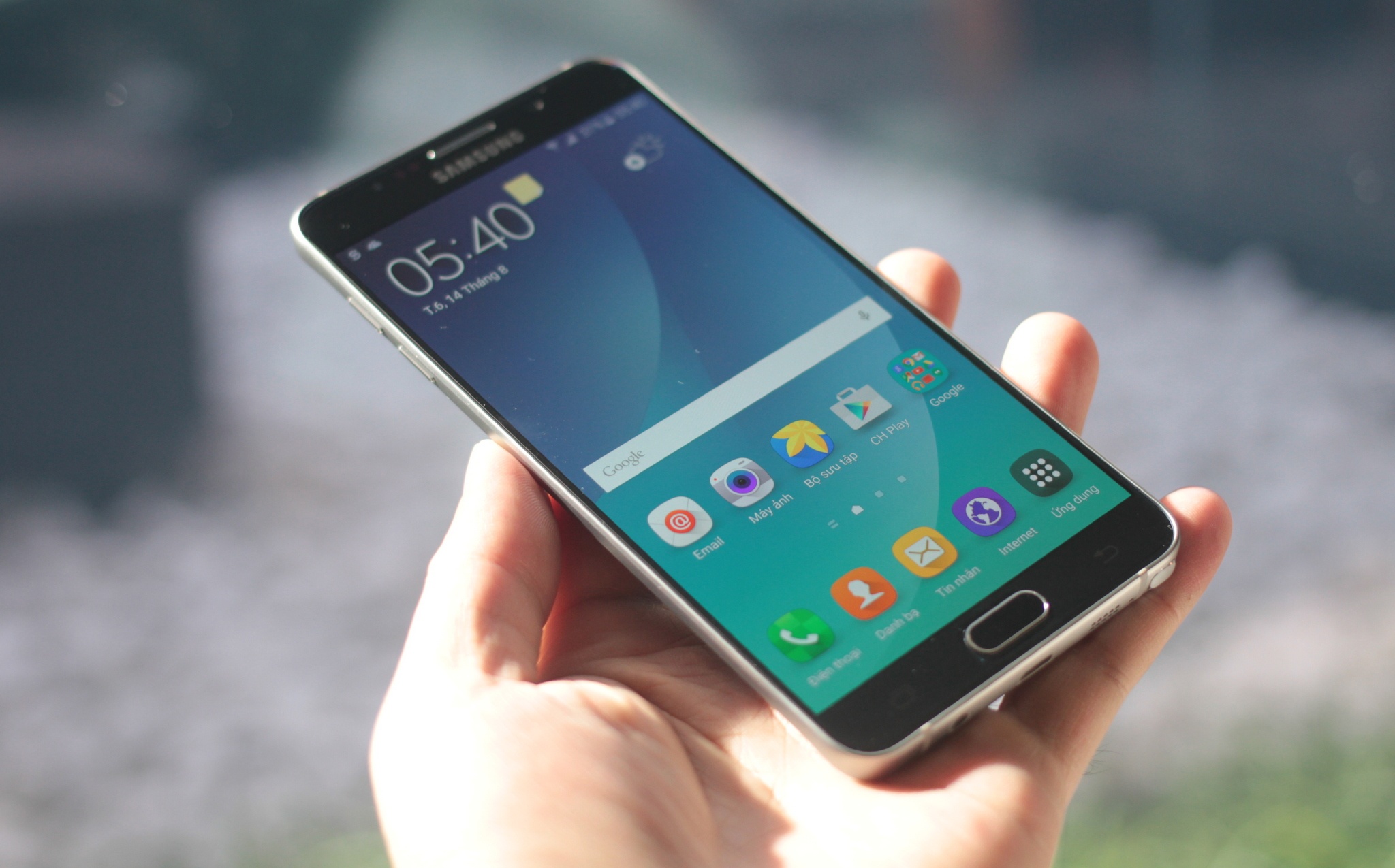 Anh thuc te Samsung Galaxy Note 5 voi mat lung cong hinh anh