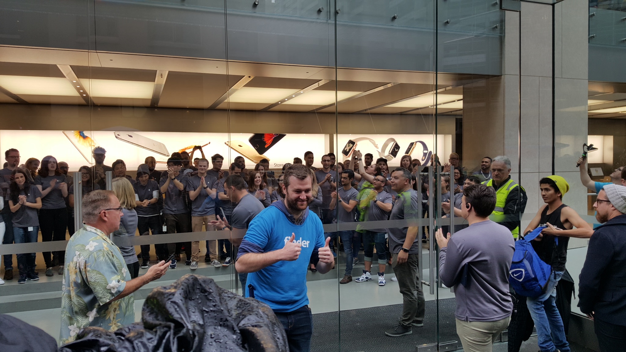 Apple Store lon nhat Sydney mo cua ban iPhone hinh anh