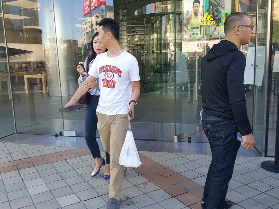 Nguoi Trung Quoc mua iPhone 6S xong goi lai ra ve hinh anh