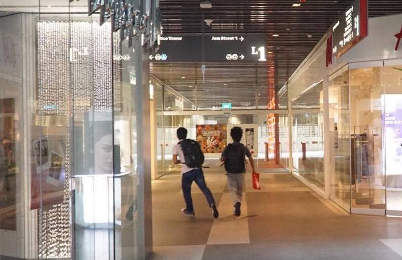 Chay ra san bay ve Viet Nam sau khi mua iPhone 6S hinh anh