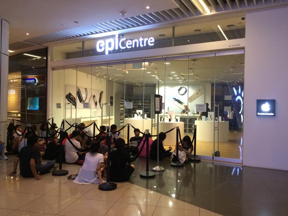 Nhieu diem ban iPhone 6S tai Singapore khong dong nguoi hinh anh