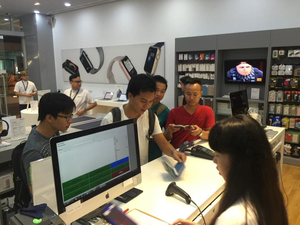 Nguoi Viet dau tien mua duoc iPhone tai Singapore hinh anh