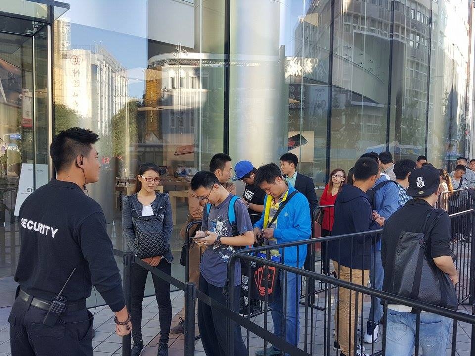 Nguoi dung Trung Quoc bat dau mua iPhone 6S hinh anh