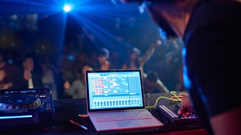 5 laptop la doi thu Surface Book hinh anh