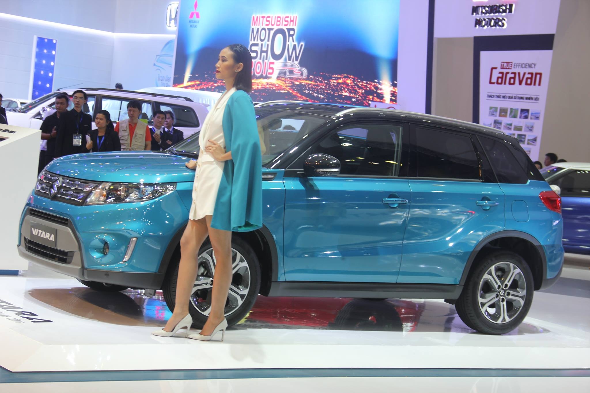 Ben ngoai Vietnam Motor Show 2015 hinh anh