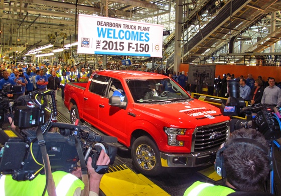 Ben trong nha may moi phut san xuat 1 oto hinh anh