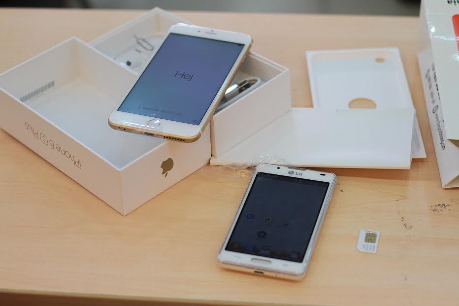 Vi sao nguoi Viet khong xep hang mua iPhone 6S chinh hang? hinh anh