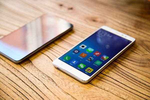 Nhung smartphone hap dan chi co hang xach tay o Viet Nam hinh anh