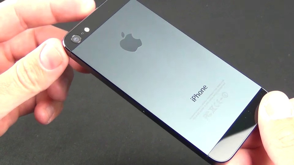 iPhone 5S hay Galaxy A5 2016? hinh anh