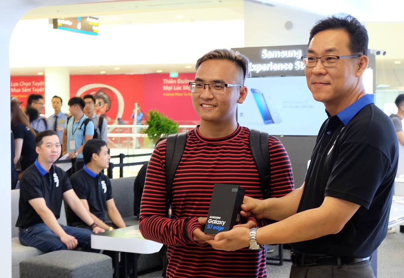 Galaxy S7 edge mau bac 'chay hang' o Viet Nam hinh anh