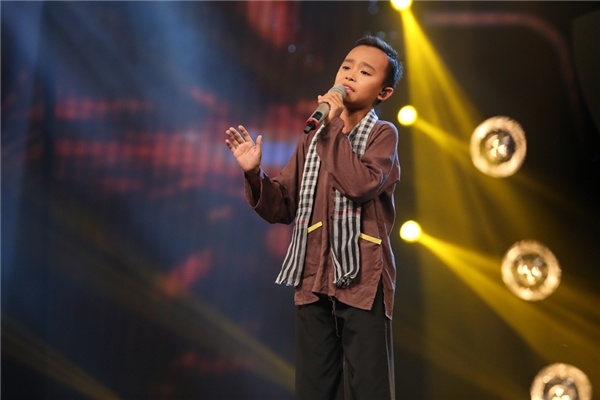 Ho Van Cuong - giong hat 13 tuoi lay nuoc mat khan gia hinh anh