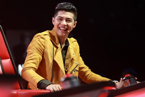 Noo Phuoc Thinh chieu du thi sinh va 'chat chem' Dong Nhi hinh anh