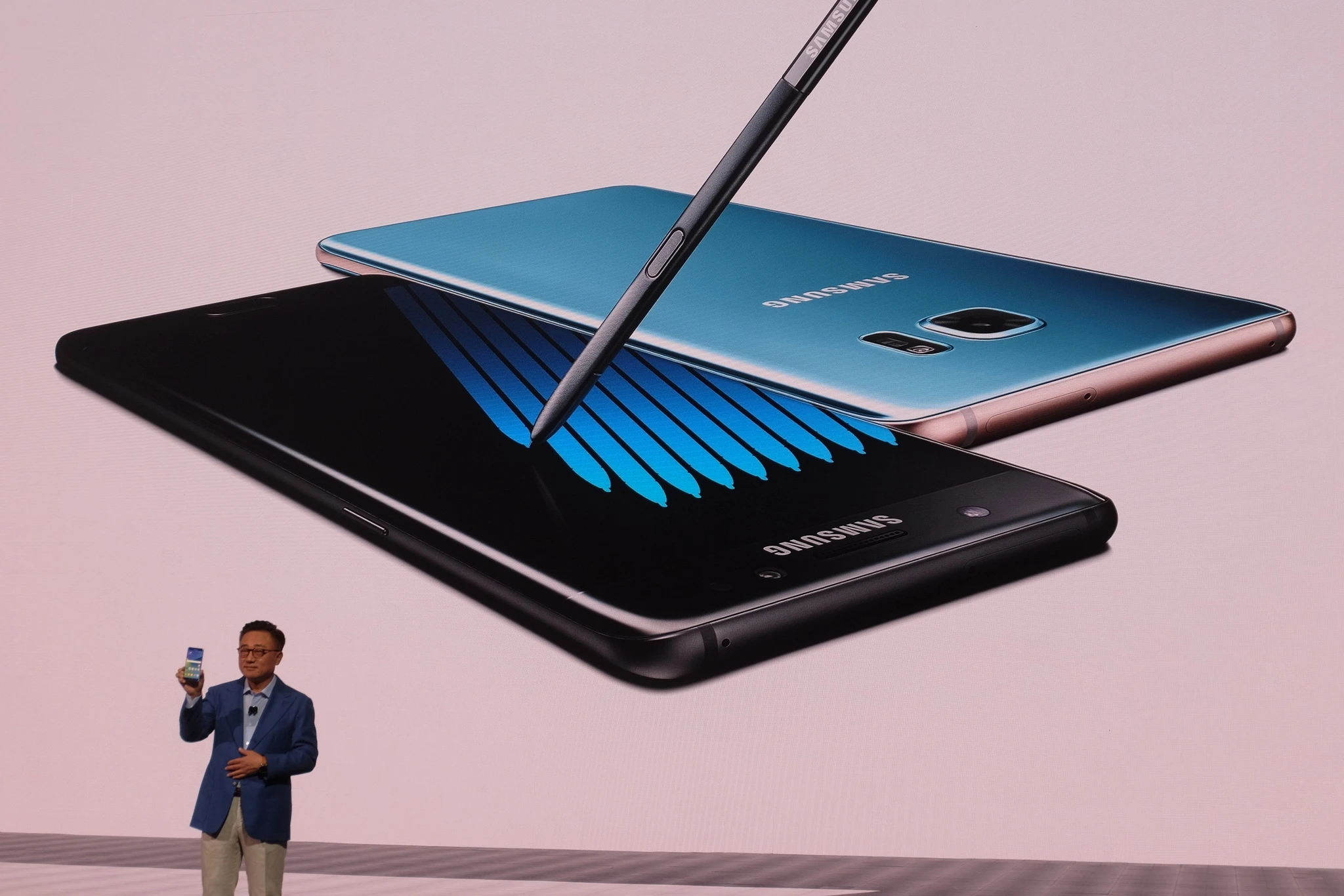 Galaxy Note 7 giup Samsung canh tranh manh voi Apple hinh anh