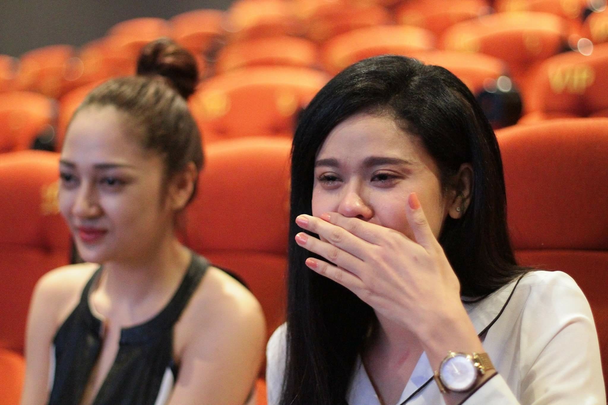 Clip Tim bi mat cau hon Truong Quynh Anh trong rap phim hinh anh