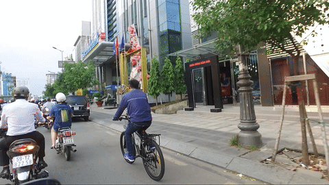 Ra Tan Son Nhat: Di xe dap nhanh hon oto hinh anh