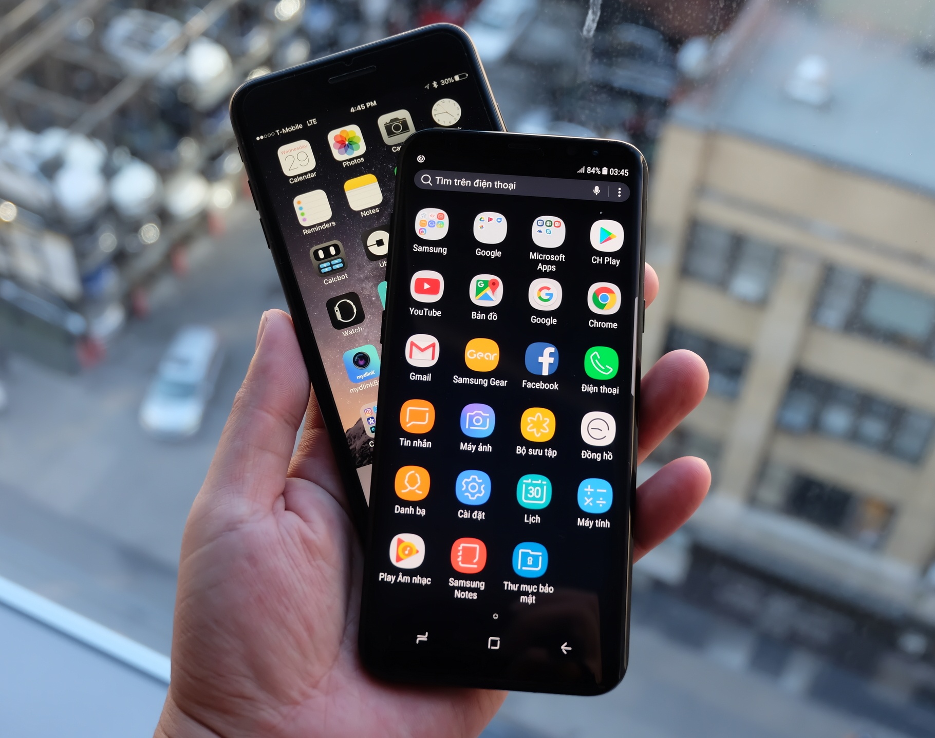 Galaxy S8+ so dang iPhone 7 Plus: Nho hon du man hinh lon hinh anh