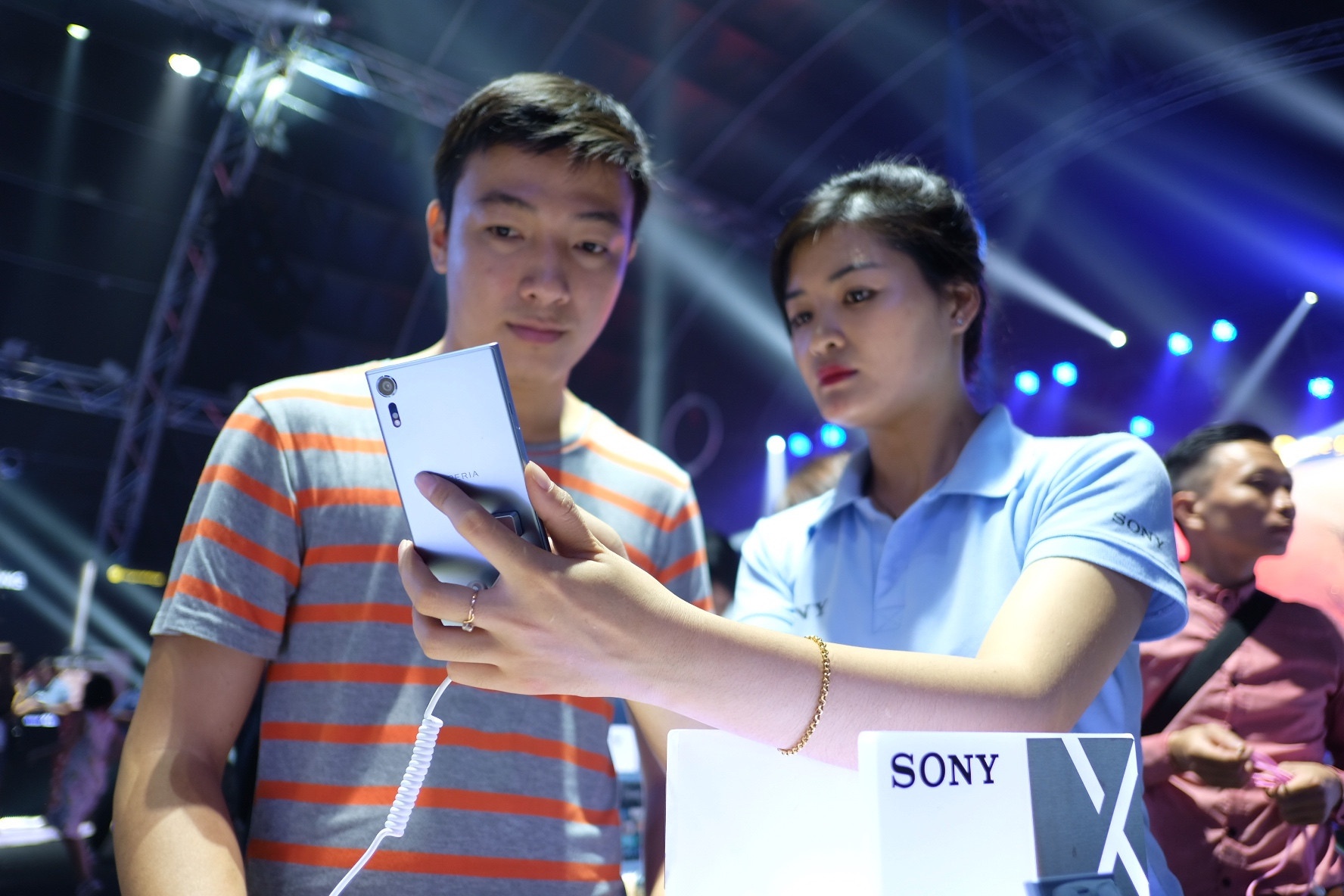 Sony Xperia XZs den tay nguoi dung Viet trong su kien mau sac hinh anh