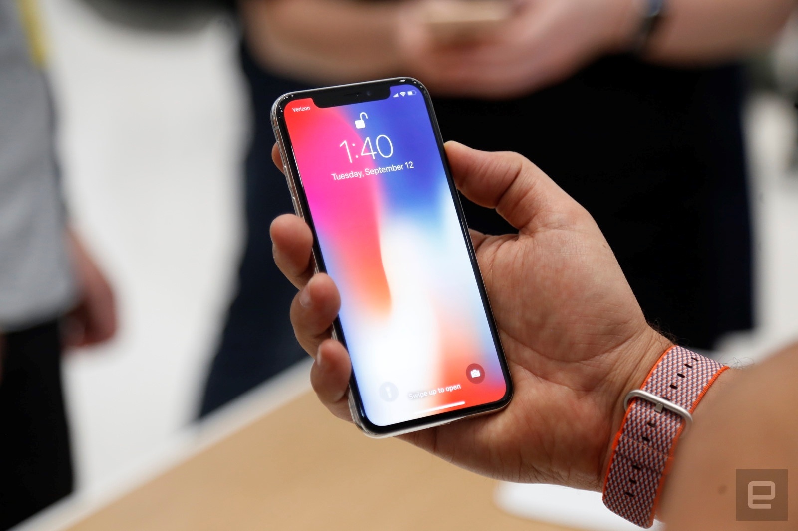 Con so cua tuan: iPhone X gia hon 1.400 USD cho ban thap nhat hinh anh