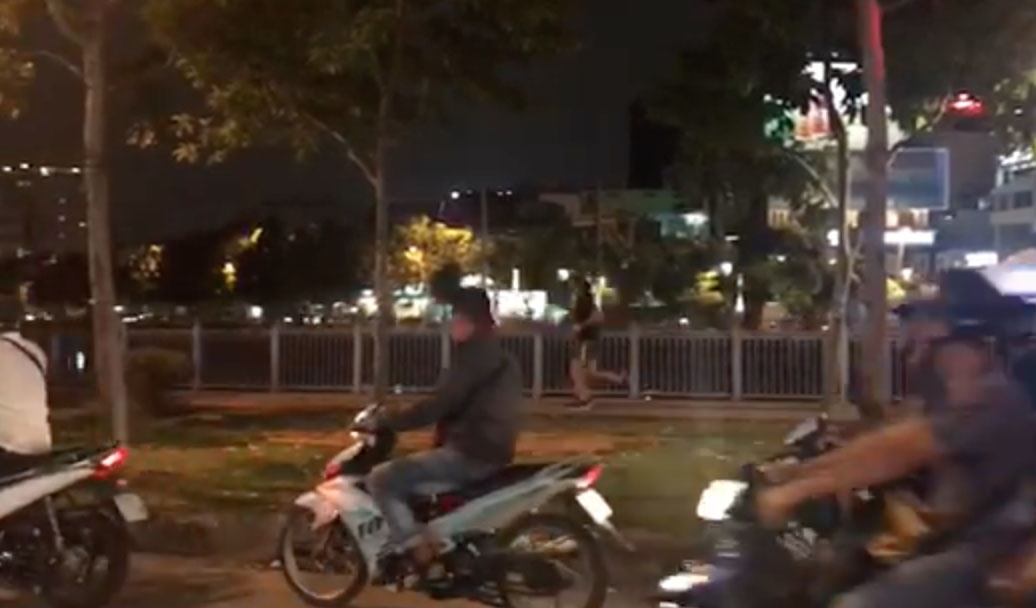 Thu tuong Justin Trudeau chay bo doc bo ke Nhieu Loc hinh anh