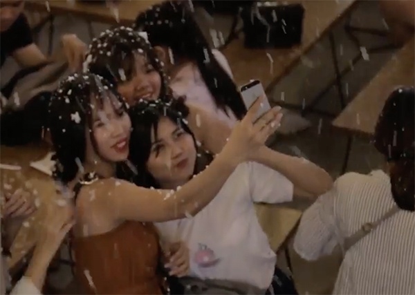 Chup anh, hat ho duoi tuyet o pho di bo Sai Gon hinh anh