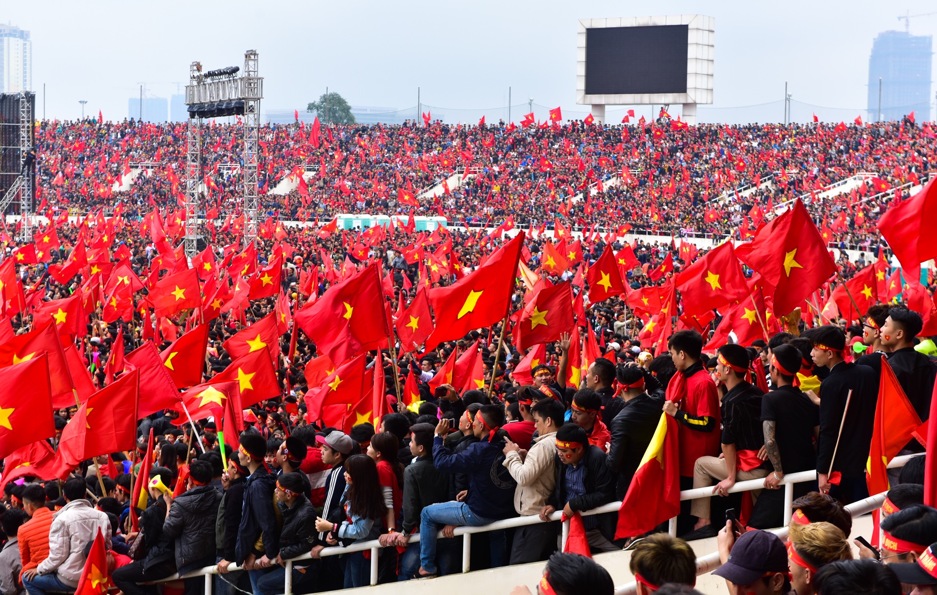 Fan Viet 'no tung' voi ban thang cua Quang Hai hinh anh