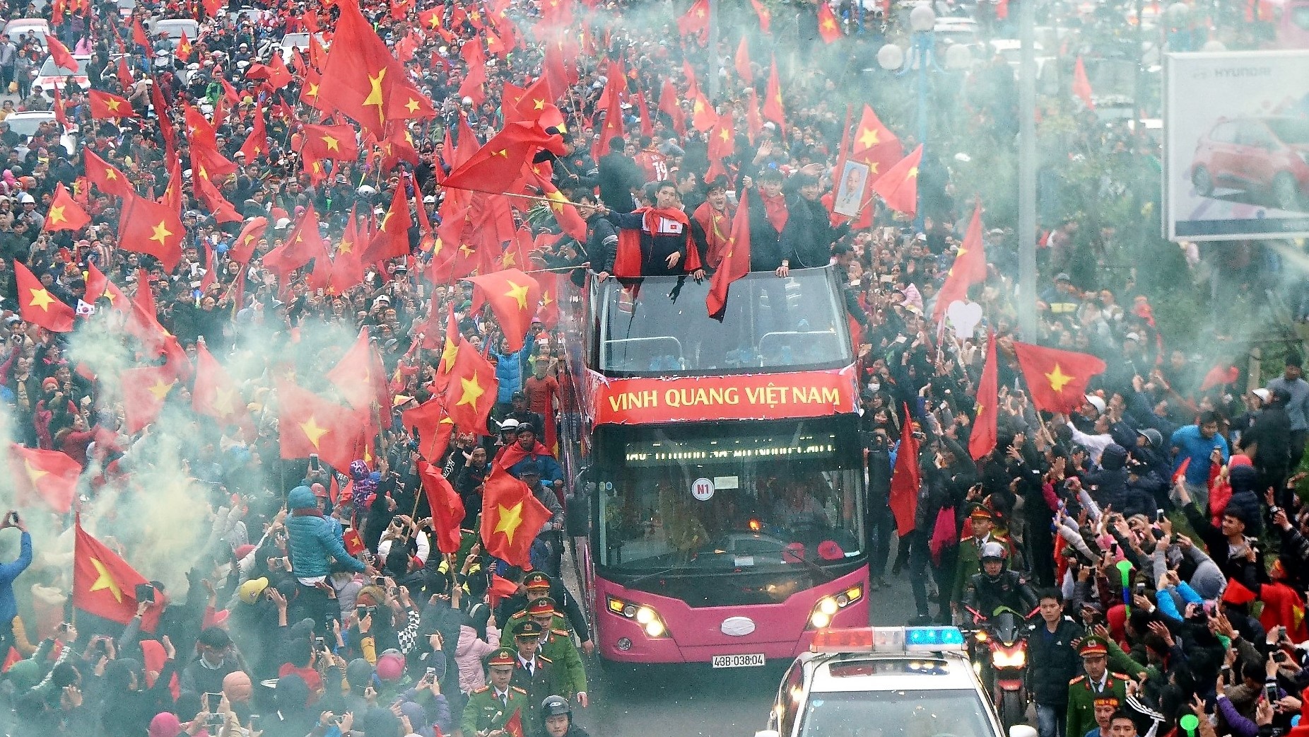 Xe buyt 2 tang dua U23 Viet Nam ve Ha Noi hinh anh