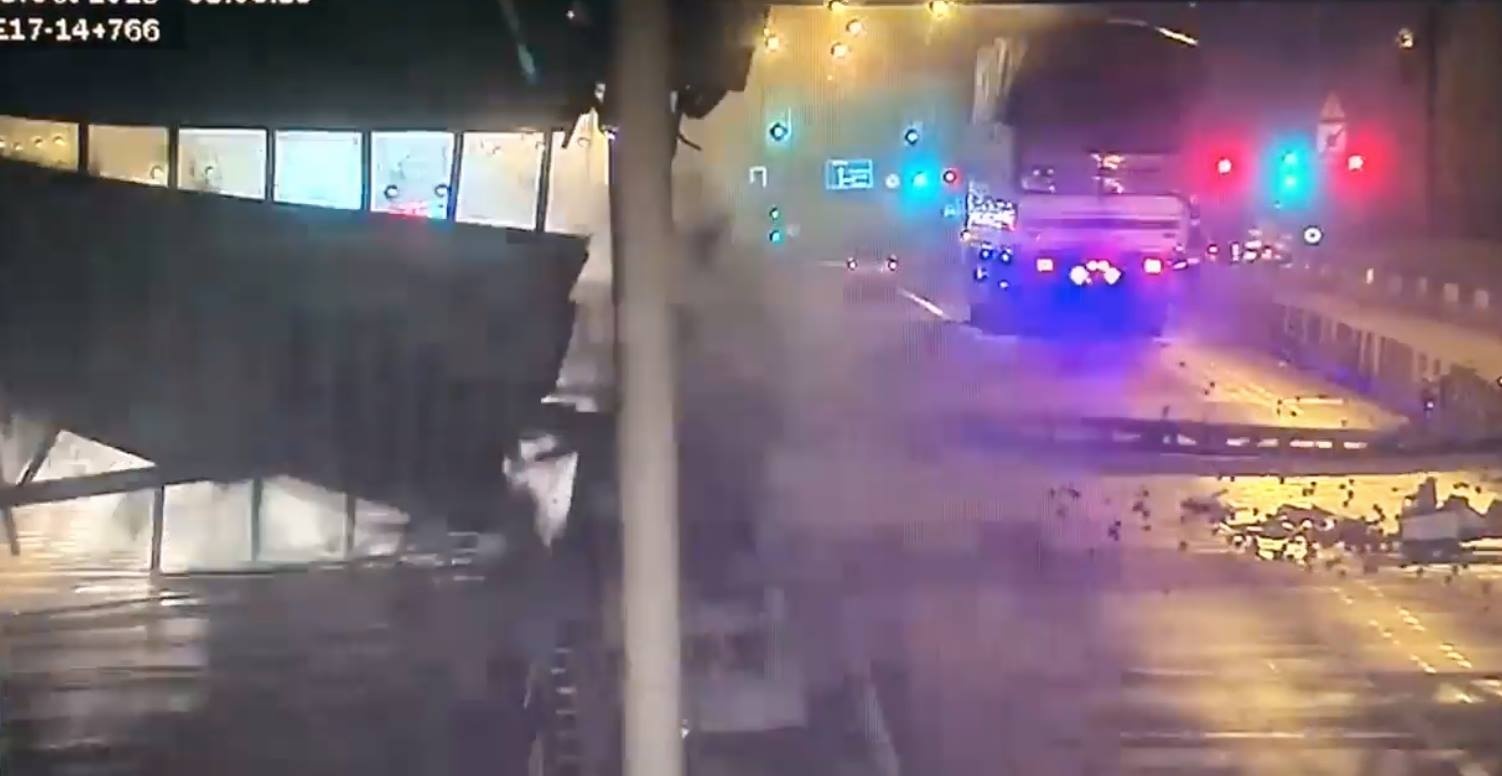 Canh oto lam sap gian giao truoc ham Thu Thiem hinh anh