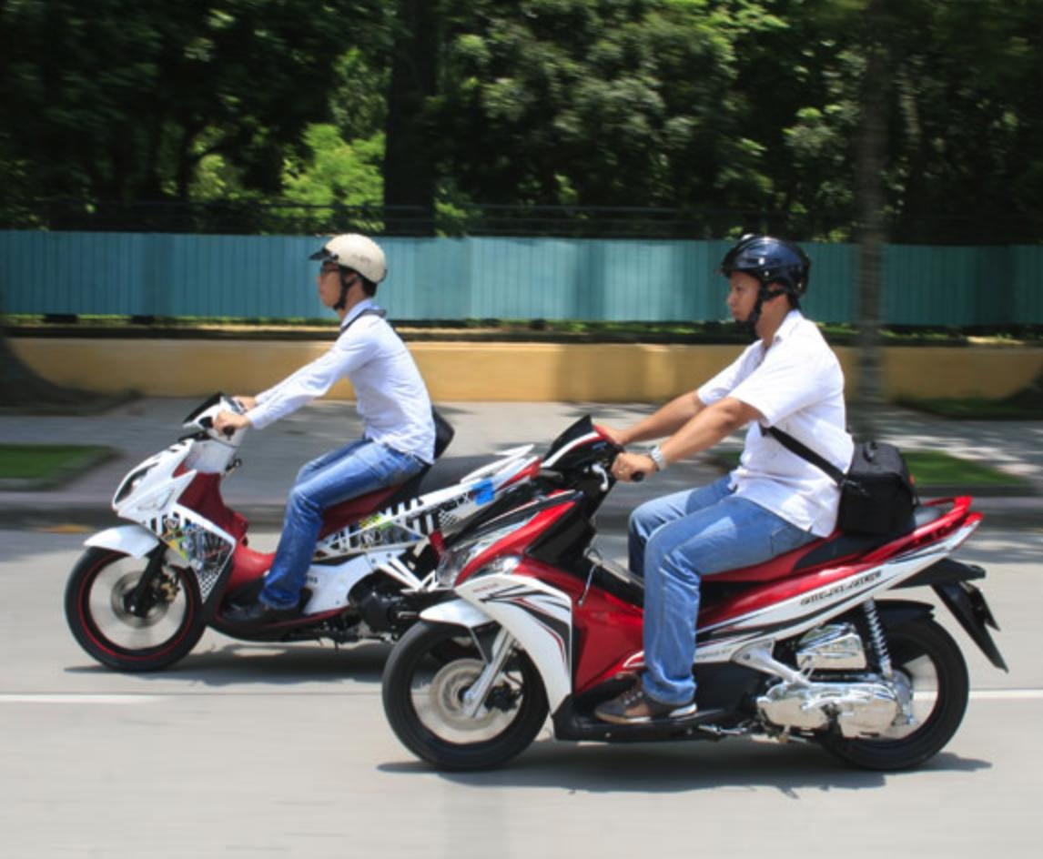 Honda Air Blade da lat do Yamaha Nouvo o Viet Nam ra sao? hinh anh