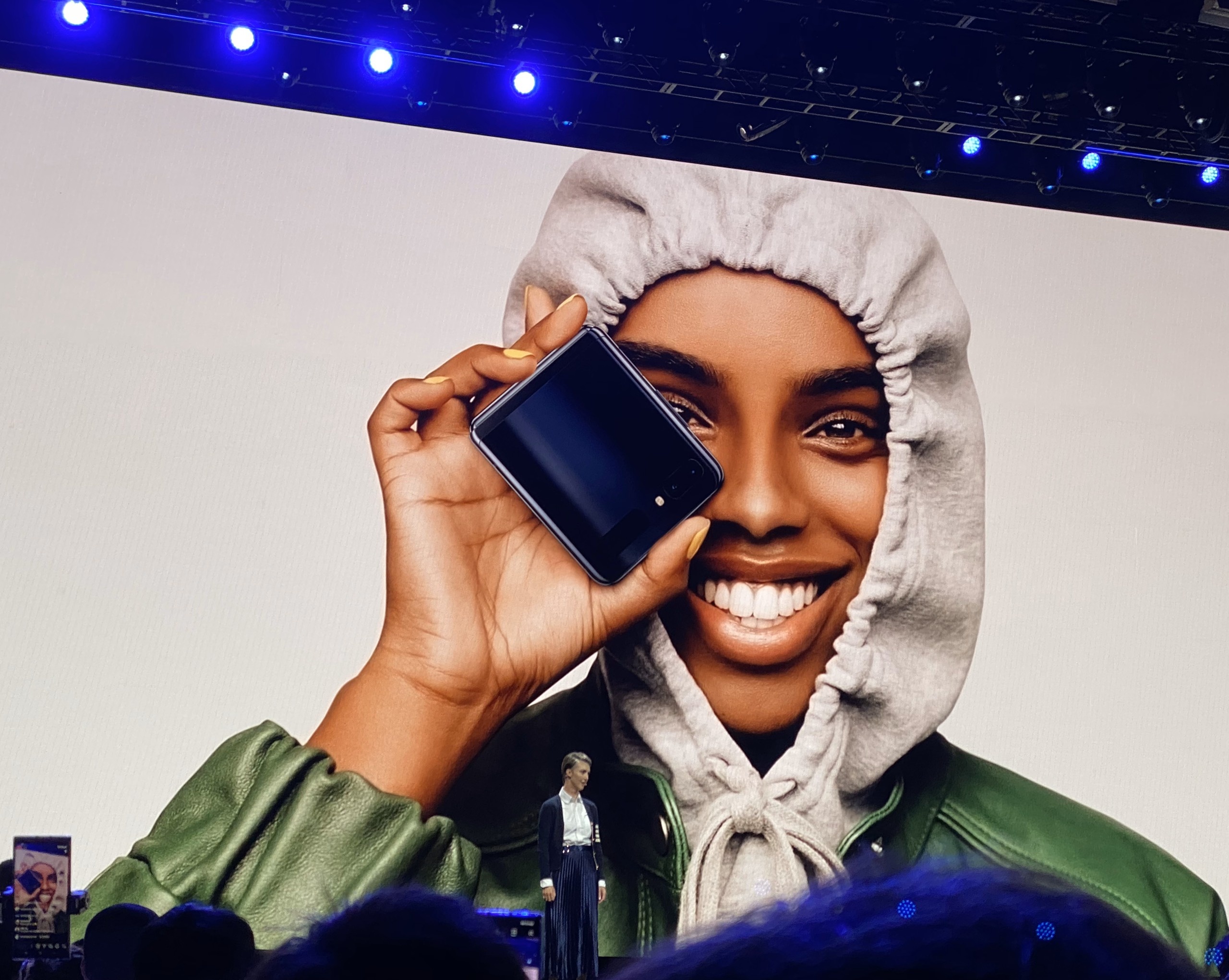 Hieu ung Samsung Galaxy Z Flip anh 1