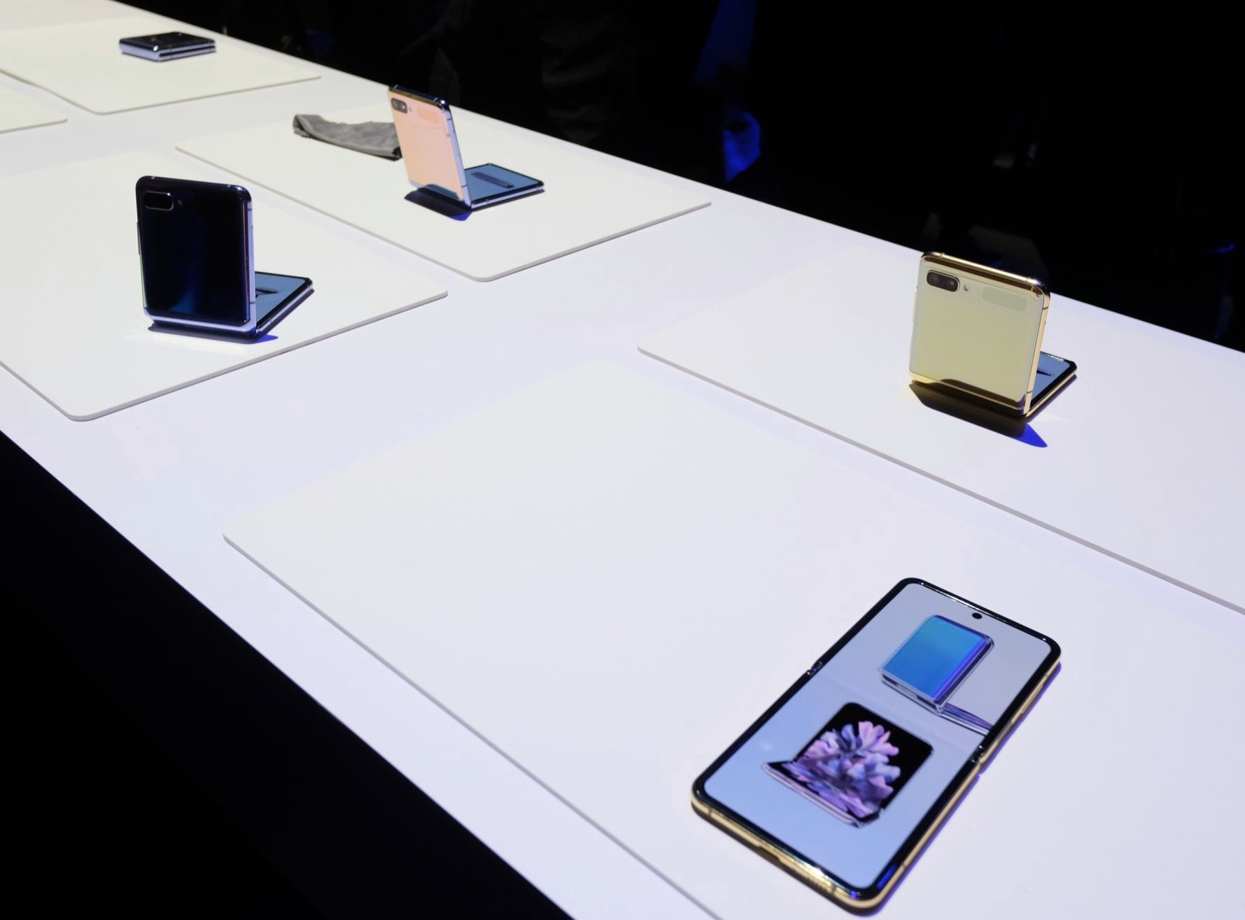 Hieu ung Samsung Galaxy Z Flip anh 2