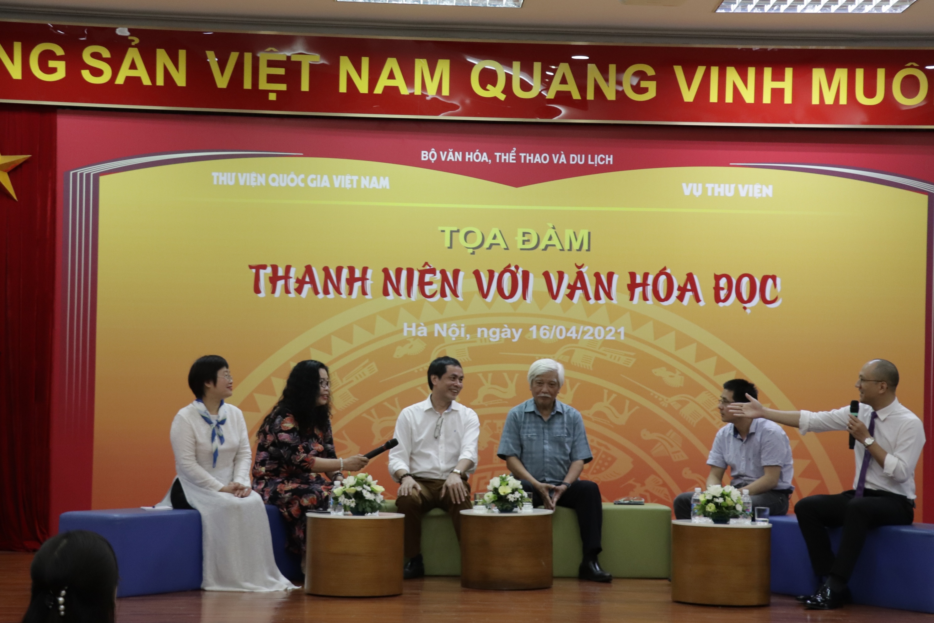 Thanh nien voi van hoa doc hinh anh