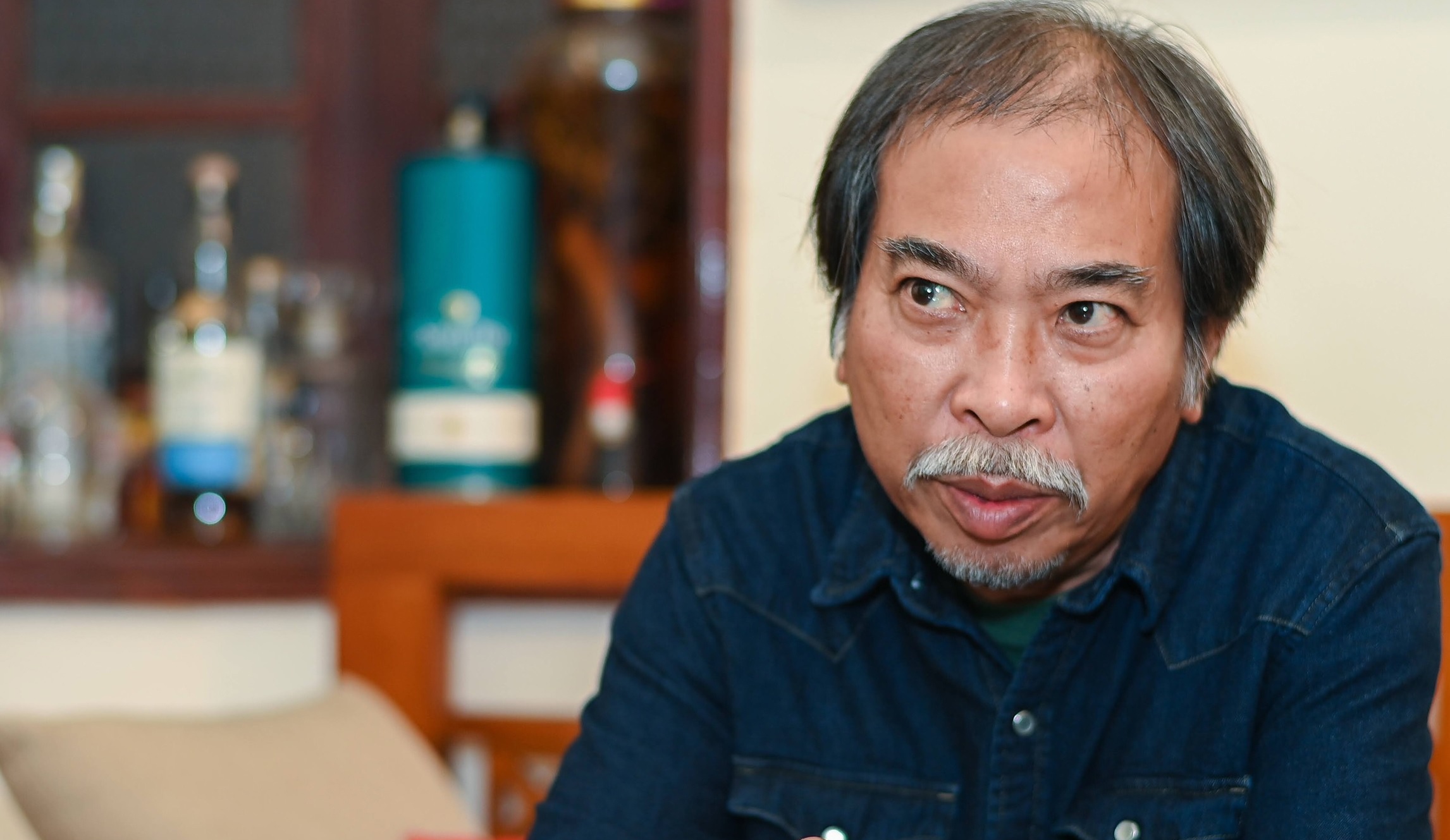 Nha van viet sach chong dich anh 1